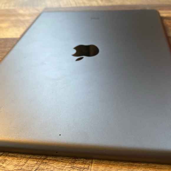 Used IPad 9 Generation with Logi Bluetooth Keyboard - Picture 6 of 6